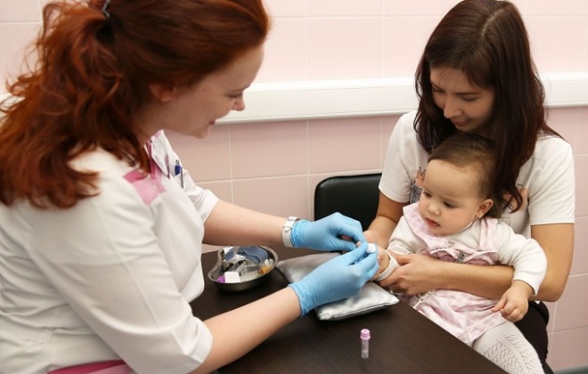 Взятие анализа крови у младенца