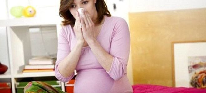 Почему возникает насморк с кровью при беременности