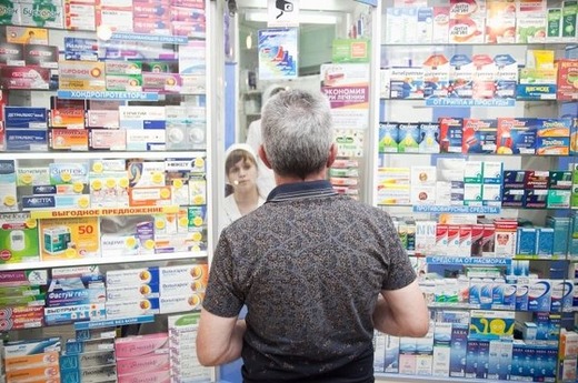 Мужчина в аптеке 