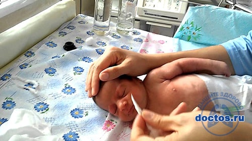 Чистим нос новорожденому