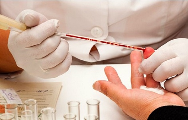Забор крови из пальца на проверку возможных аллергических реакций