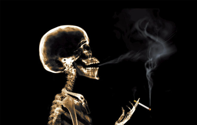 Курящий человек