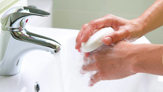 Правильно мыть руки с антибактериальным мылом