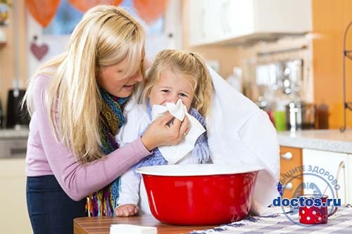 Мама промывает нос ребенку
