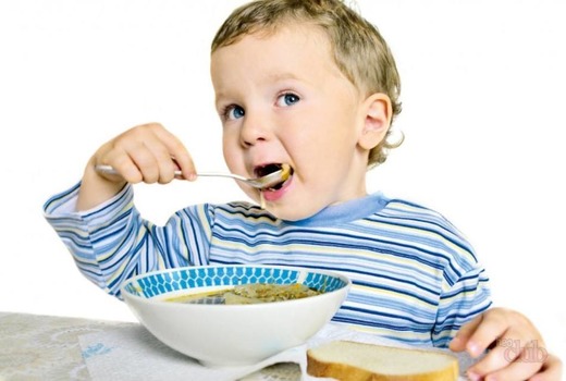 Ребенок ест суп 