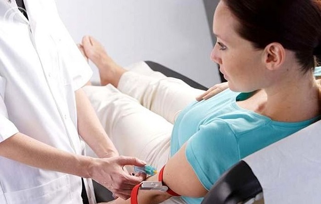 Сдача донорской крови женщиной в эндокринолога