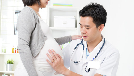 Обследование у врача на последних месяцах беременности 